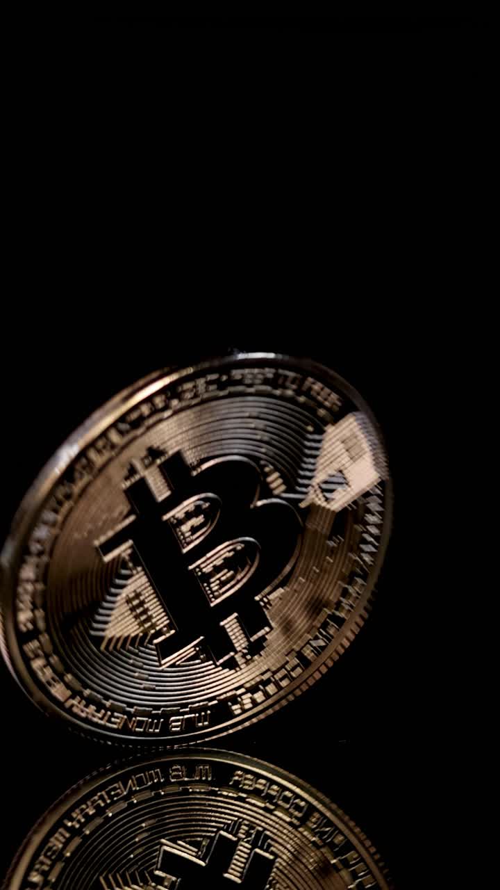 Moedas de criptomoeda douradas giram e se acomodam em uma superfície preta brilhante com iluminação de estúdio dramática.