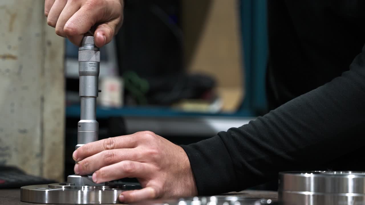 Precision measurement with a micrometer