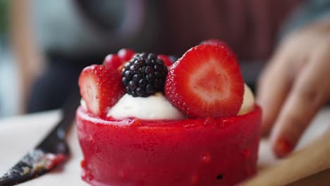 fotografía de cerca de un delicioso pastel rojo con crema batida y fresas fresas y bayas