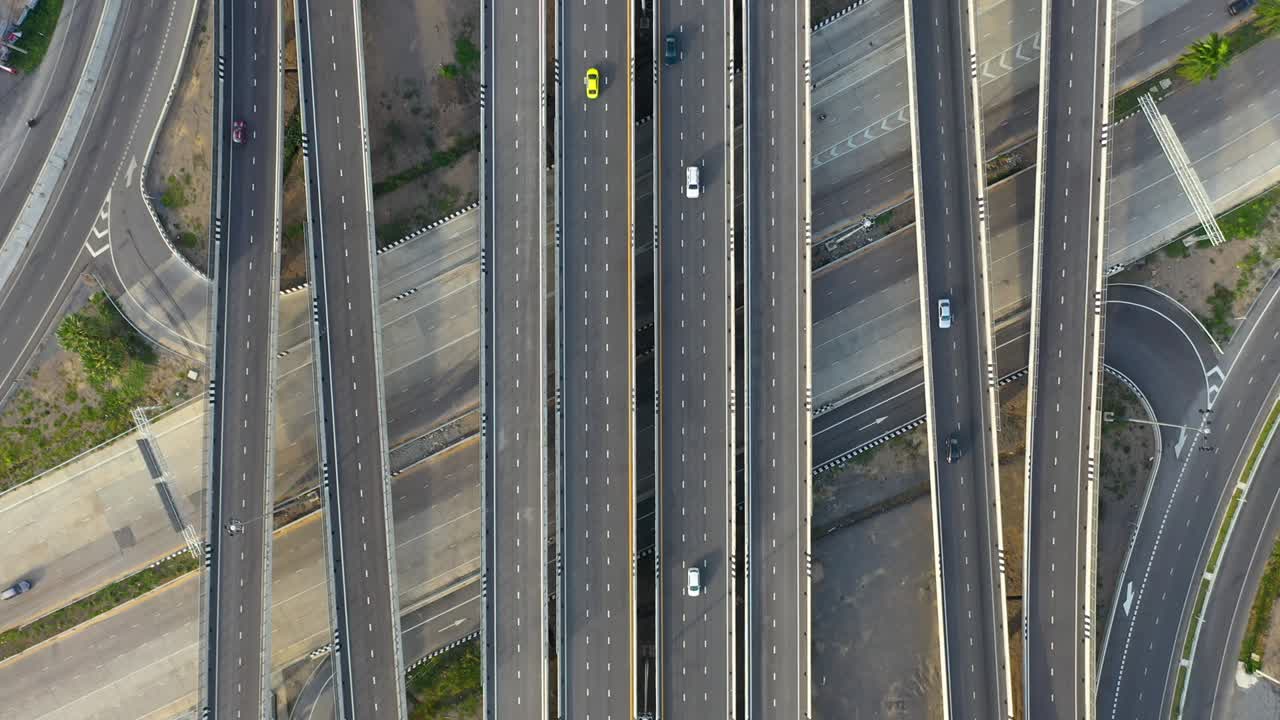 고속도로, 교통 도시 교차로, 교차로 교차로에서 자동차와 함께 고속도로의 위상