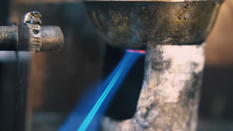 calentamiento de tazón de metal con quemador para procesar las joyas de cerca