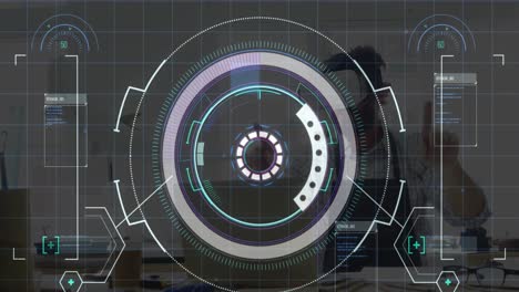 procesamiento de datos y escaneo de alcance sobre el hombre gestando mientras usa auriculares vr