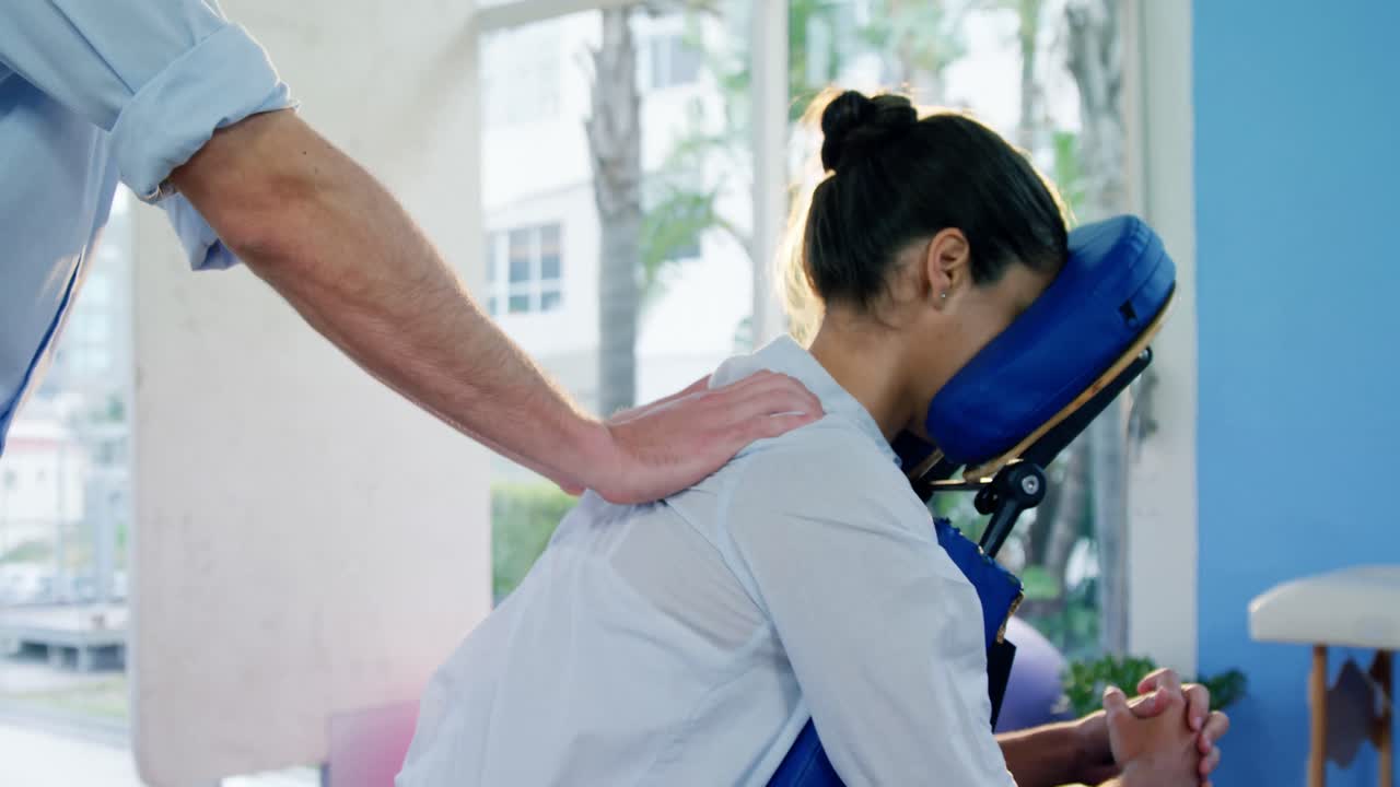 fisioterapeuta masculino dando masaje a una paciente femenina