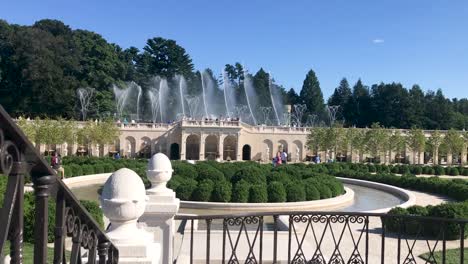 vista estática de un espectáculo de fuentes en un gran jardín