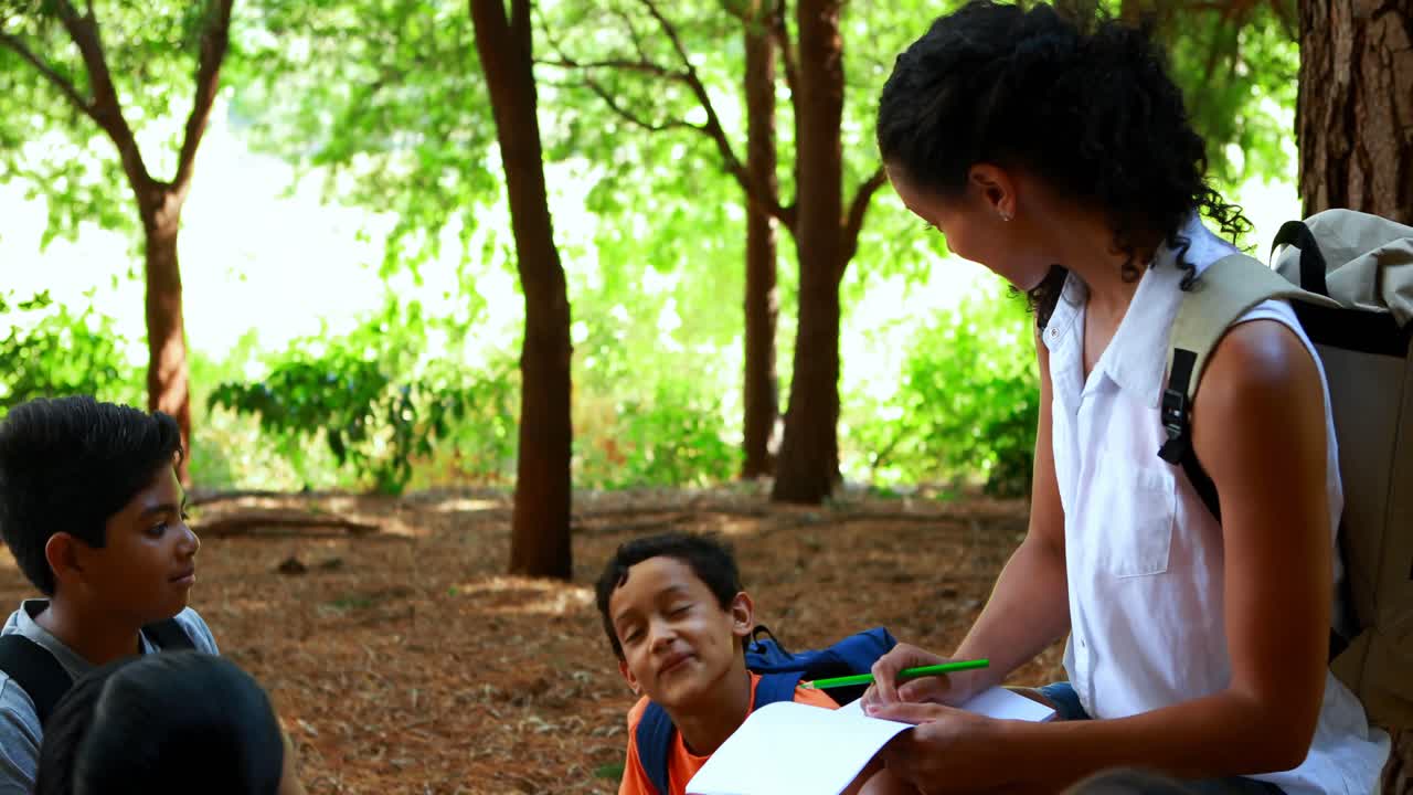 mujer interactuando con niños en el parque