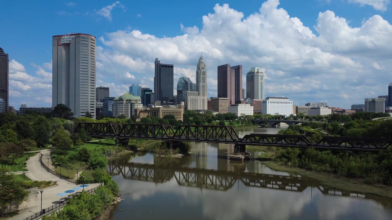Ripresa con drone dello skyline di Columbus, Ohio, in una giornata di sole, che cattura la LeVeque Tower, il fiume Scioto e la Corte Suprema dell'Ohio