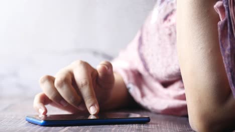 primer plano de mujeres con la mano sujetando un teléfono inteligente