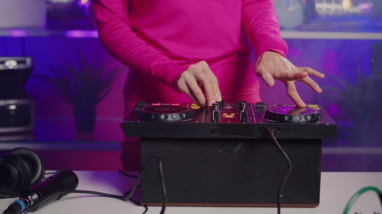 dj mezclando música en una consola