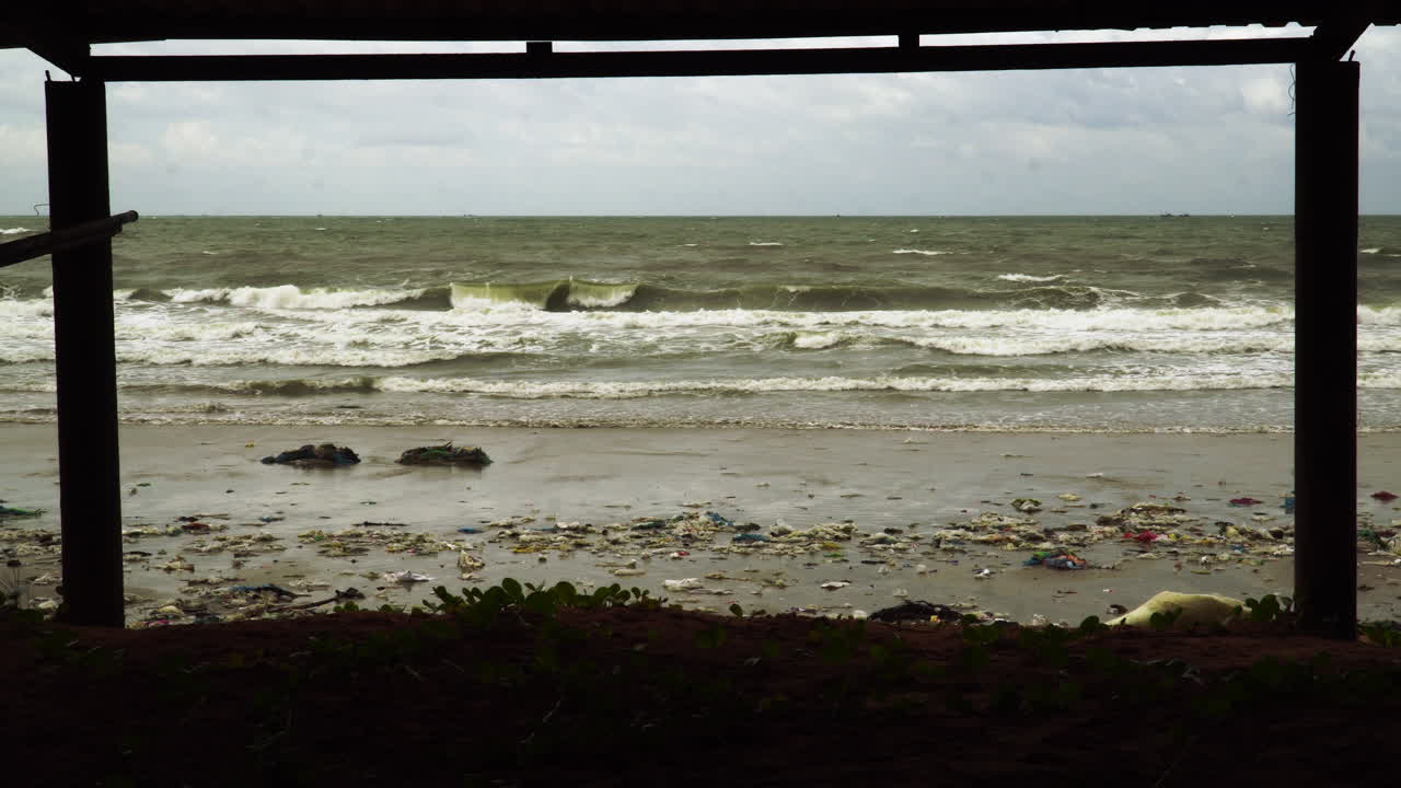 10월에 거대한 태풍이 지나간 후의 무이네