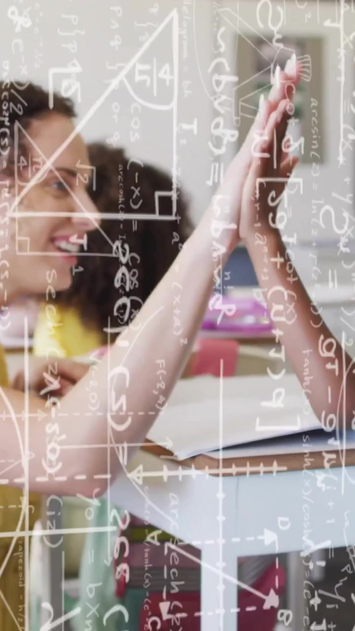 Animazione di equazioni matematiche su un'insegnante con scolari di diverse etnie
