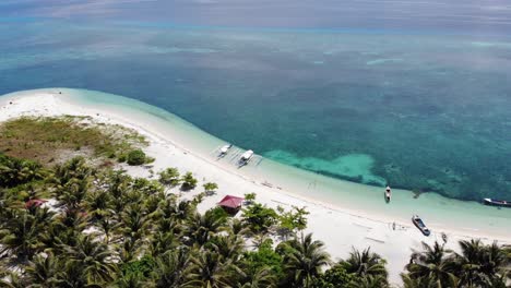 toma aérea de 4k de playa aislada y barcos con vistas al agua azul clara en balabac, palawan, filipinas