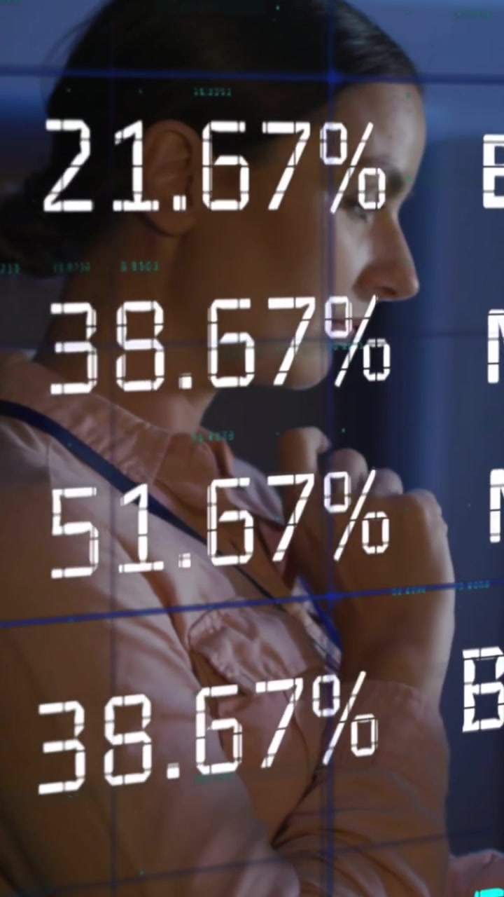 Donna con overlay finanziario scorrevole si gira verso un display, leggendo codici e scansionando tassi per analisi.