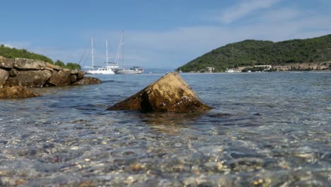 Veleros-Navegando-En-Un-Tranquilo-Destino-Turístico-Junto-Al-Mar,-Mediterráneo