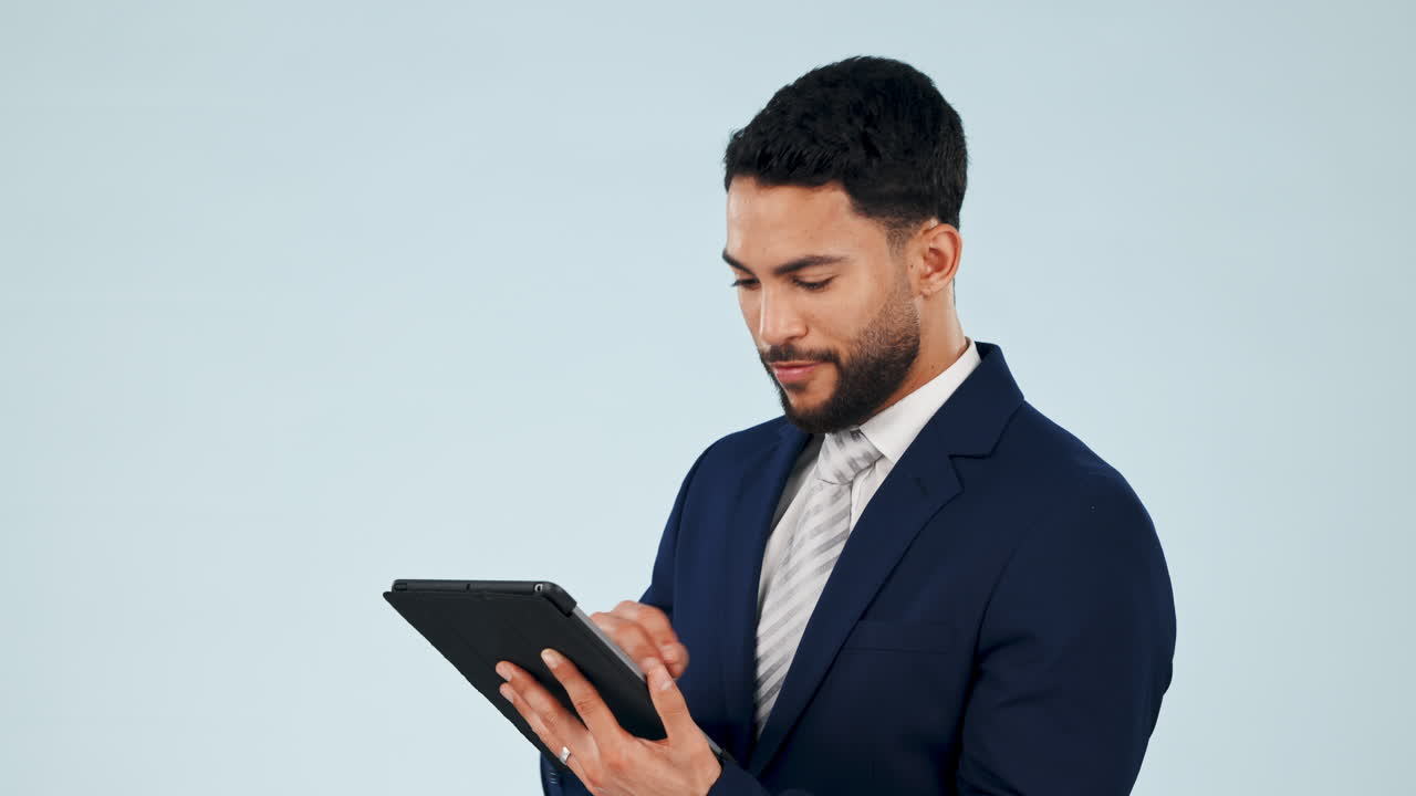 cara, hombre de negocios y tableta en el estudio