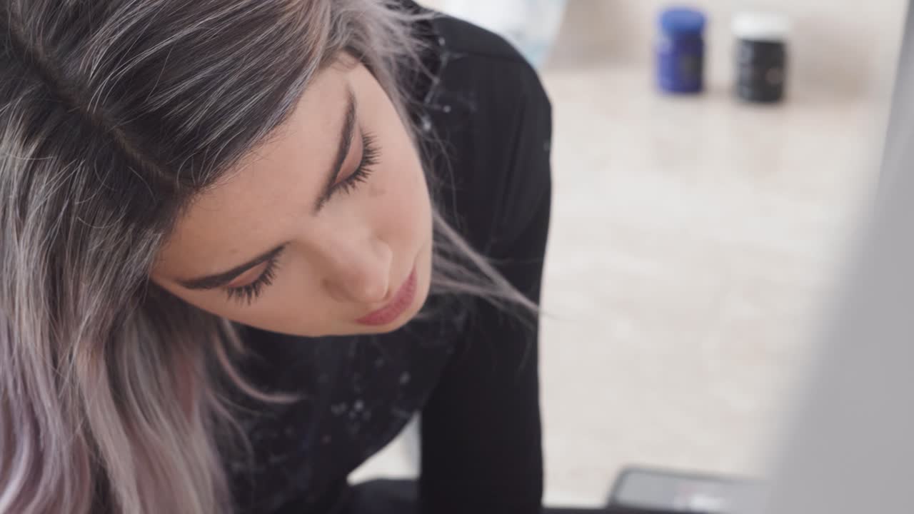 스튜디오에서 일하고 그림을 그리는 진지한 여성 예술가