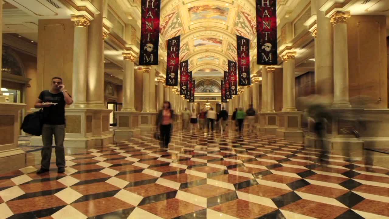 로비를 걷는 보행자의 저속 촬영 1