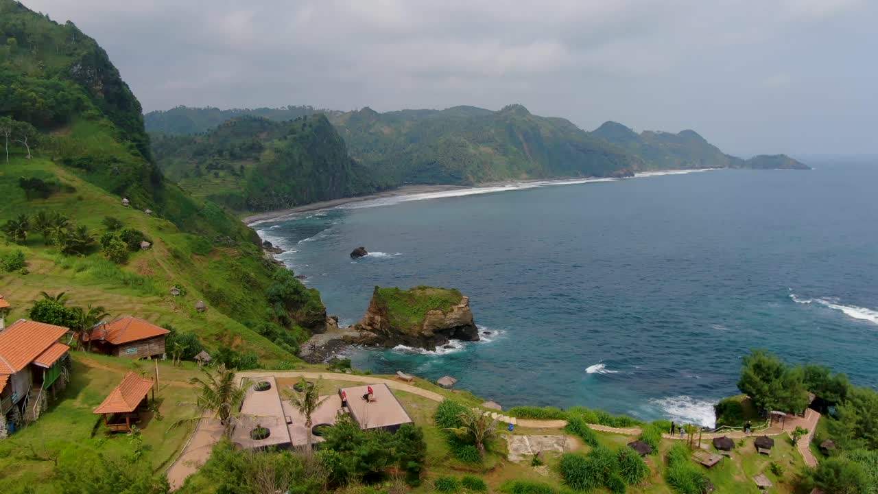 paisaje paradisíaco de la costa javanesa cerca de la playa de menganti indonesia, muñeco aéreo