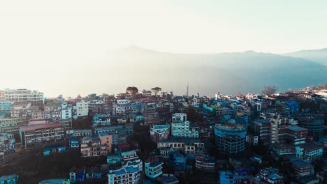 vibrante ciudad de montaña al amanecer