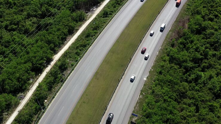 vista aérea del tráfico en las carreteras