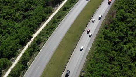 vista aérea del tráfico en las carreteras
