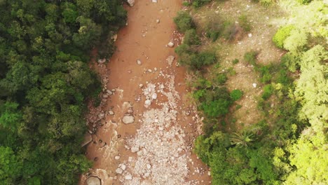 Toma-Aérea-Sobre-El-Río-Con-Drone