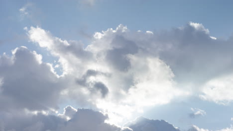 Zeitraffer-Rollender-Wolken,-Die-Von-Sonnenlicht-Hinterleuchtet-Werden