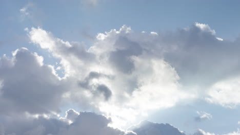 Lapso-De-Tiempo-De-Nubes-Rodantes-Iluminadas-Por-La-Luz-Del-Sol