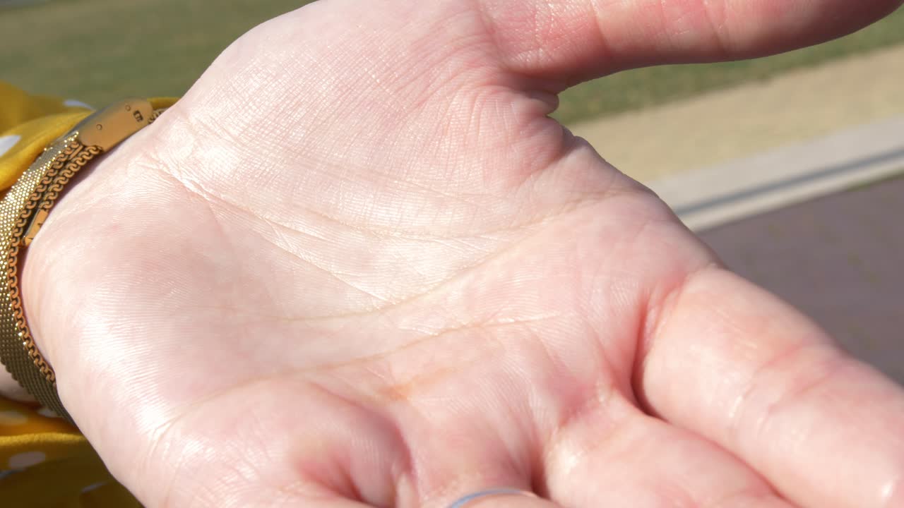 tomando un token dogecoin de la palma de la mano