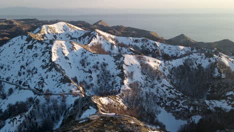 impresionante ruta de senderismo en montañas blancas nevadas con vistas al mar adriático, sveti jure, parque prirode biokovo