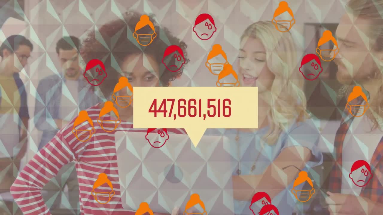 코로나 19 데이터와 이모지 의 애니메이션 은 전자 기기를 사용하는 사업가 들 위 에 있는 얼굴 마스크 에 있습니다.