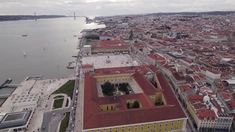 Praça-Do-Comércio:-Pintoresca-Plaza-Frente-Al-Puerto-De-Lisboa,-Aérea