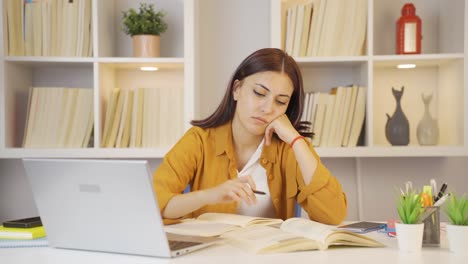 una estudiante infeliz que estudia.