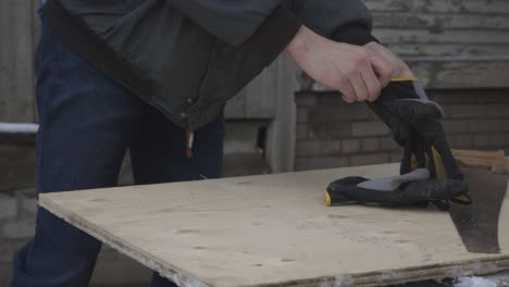 un trabajador poniéndose los guantes industriales antes de comenzar el trabajo