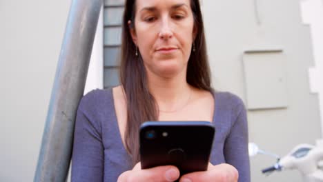 mujer usando teléfono móvil en la ciudad 4k