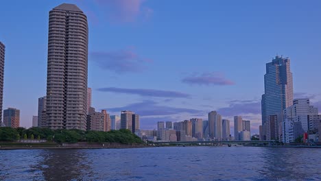 Abends-Tokio,-Tsukuda,-Toyosu-Wolkenkratzer-Und-Brücke-über-Den-Sumida-Fluss