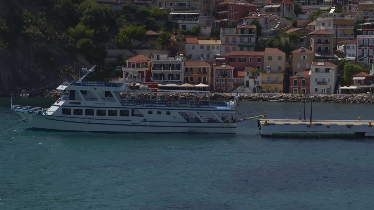 Aerea - Barca turistica a Parga, Grecia - Ripreso con DJI Inspire 2 X7 50mm RAW
