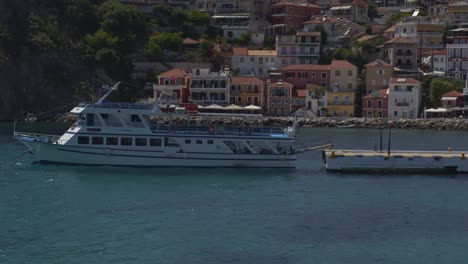 Aéreo---Barco-Turístico-En-Parga,-Grecia---Filmado-En-Dji-Inspire-2-X7-50-Mm-Raw