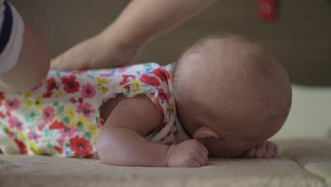 Madre-E-Hijo-Mayor-Cuidando-Al-Bebé-En-Casa.