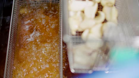 primer plano, de, freidora, cestas, con, cazo de patata, colocado, en, aceite