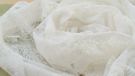 encaje blanco de primer plano. coser un vestido de novia. guipure ligero. sastrería hecha a mano, concepto de ropa profesional. fondo abstracto