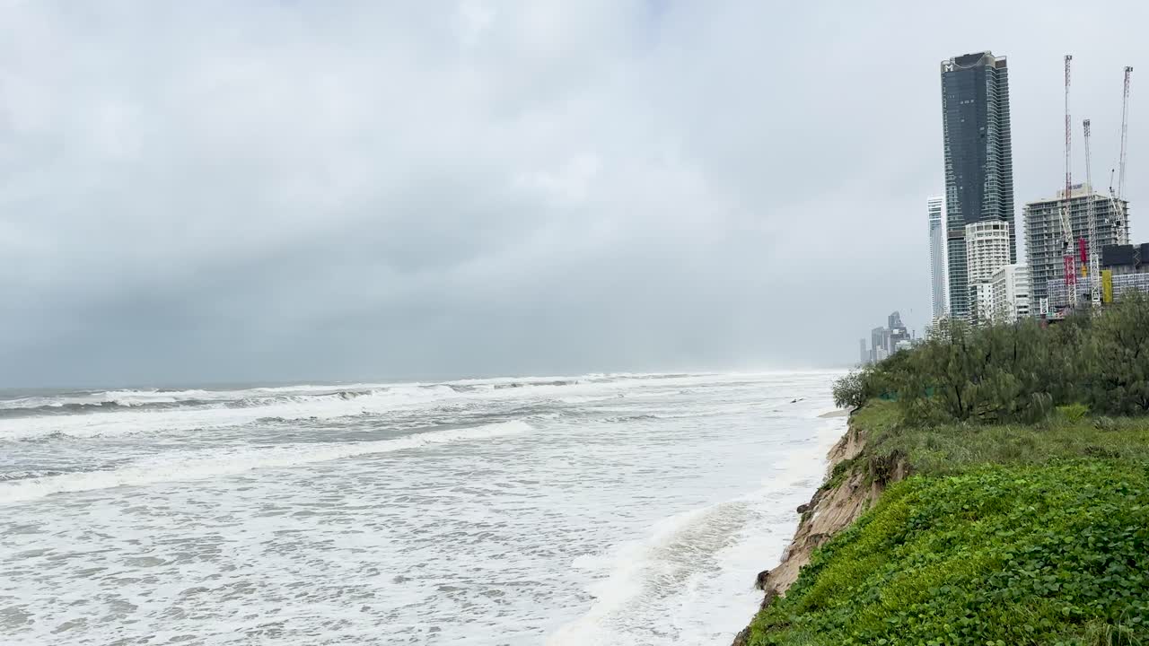 사이클론 알프레드 (cyclone alfred) 기간 동안 골드 코스트 (gold coast) 의 narrowneck 해변에서 해안 침식의 공중 사진.