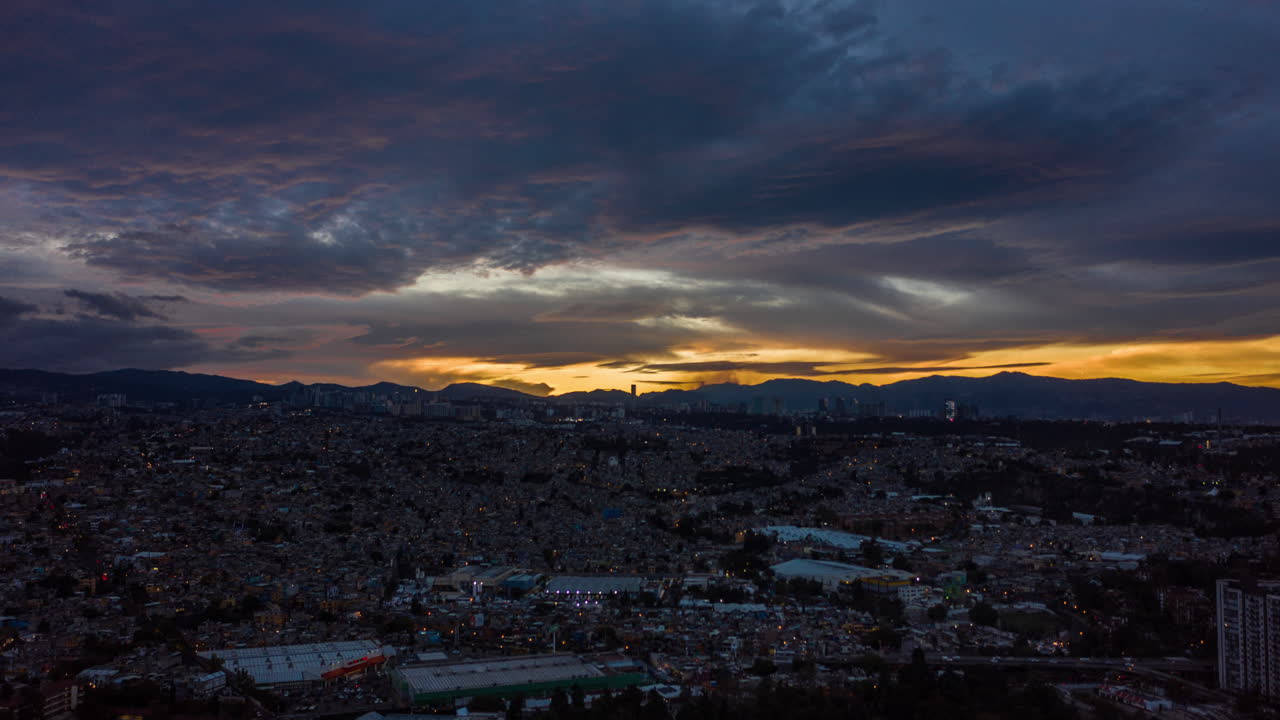 hiperpasa aérea de un atardecer desde la zona de mixcoac en la ciudad de méxico