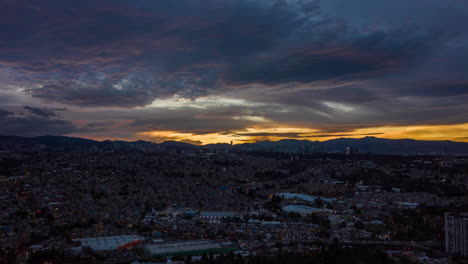 hiperpasa aérea de un atardecer desde la zona de mixcoac en la ciudad de méxico