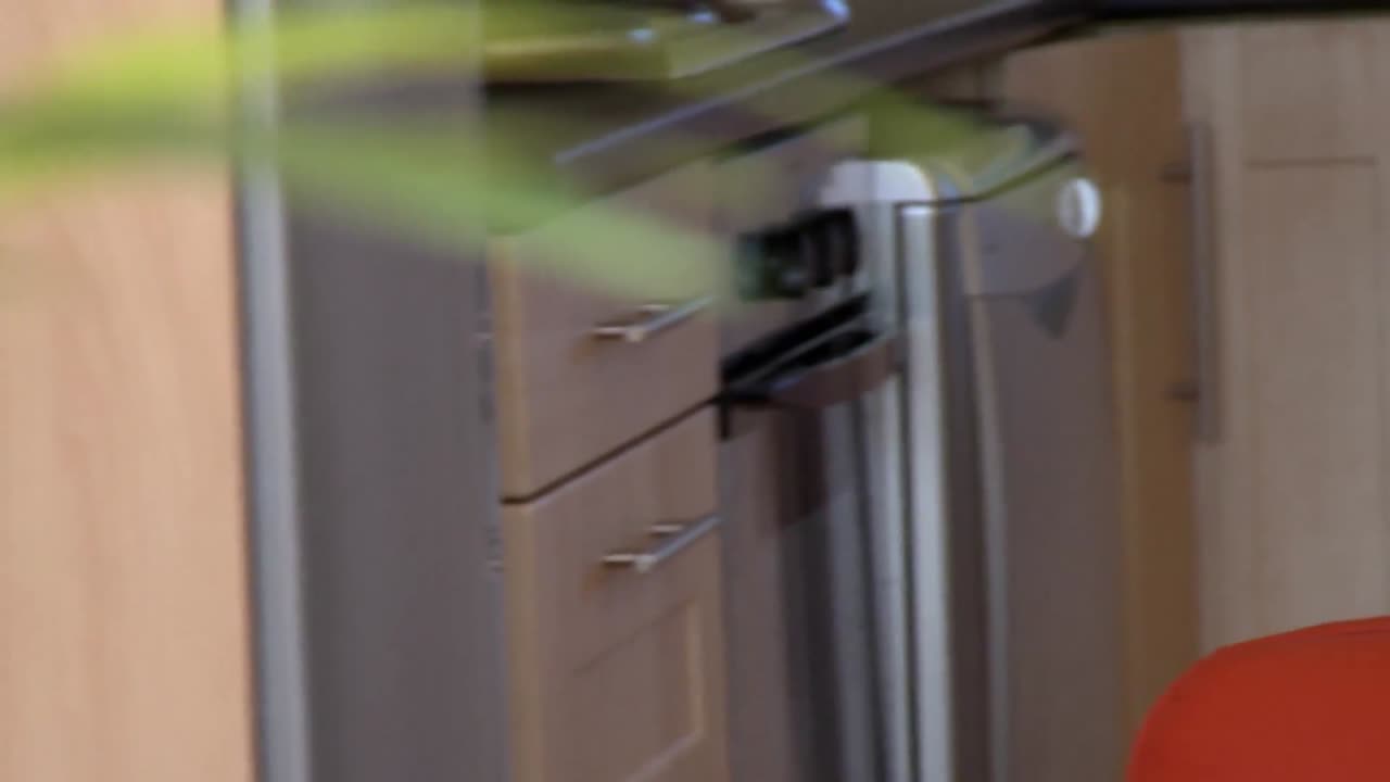 mujer alegre hablando por teléfono