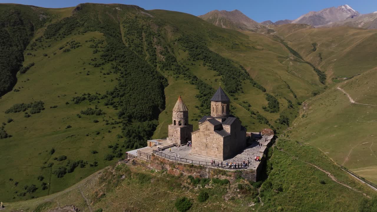 asombroso avión no tripulado en órbita disparado sobre la iglesia de la trinidad de gergeti, georgia
