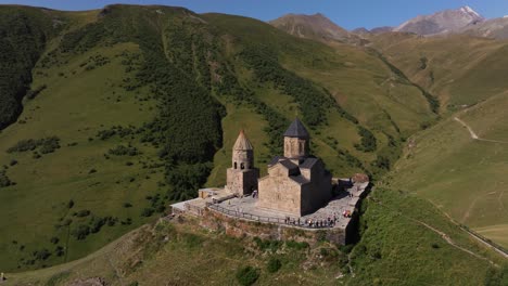 asombroso avión no tripulado en órbita disparado sobre la iglesia de la trinidad de gergeti, georgia
