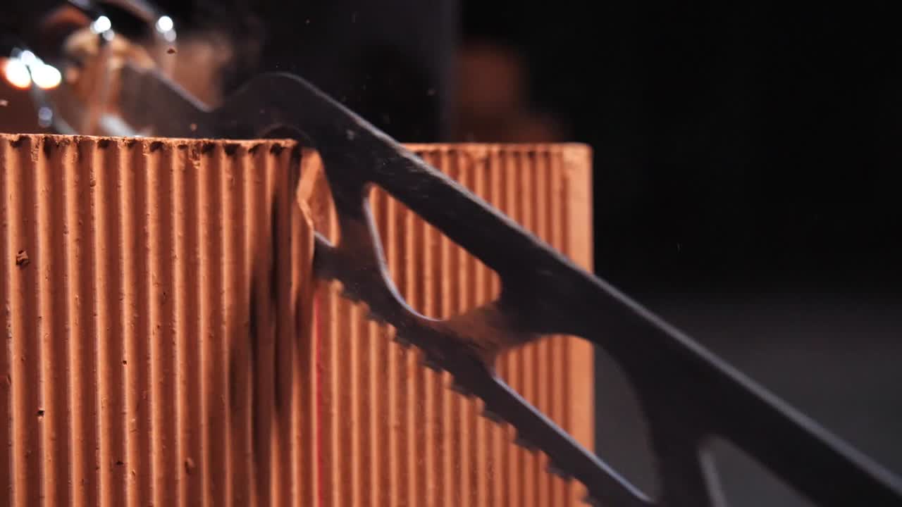 으로 벽돌을 잘라내는 것