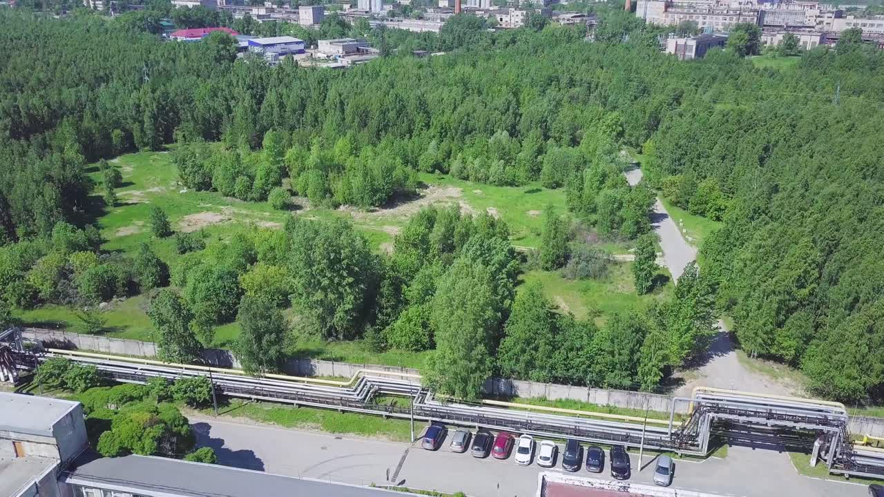 녹지 공간과 파이프 라인을 가진 산업 지역