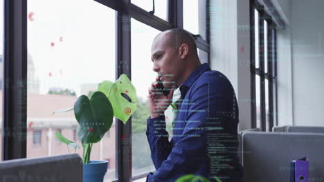 animación de procesamiento de datos digitales sobre empresario biracial usando teléfono inteligente en la oficina