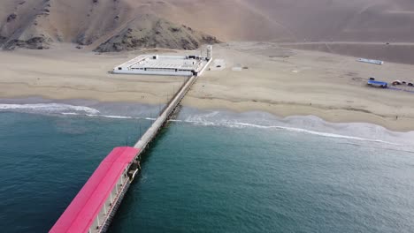 4K-Drohnenaufnahmen-Von-Einem-Pier-In-Peru-Und-Dem-Strand